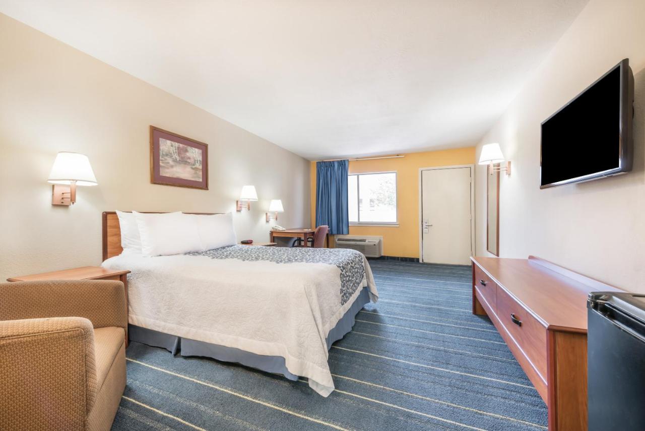 Queen Room - Non-Smoking at Days Inn by Wyndham Bryan College Station