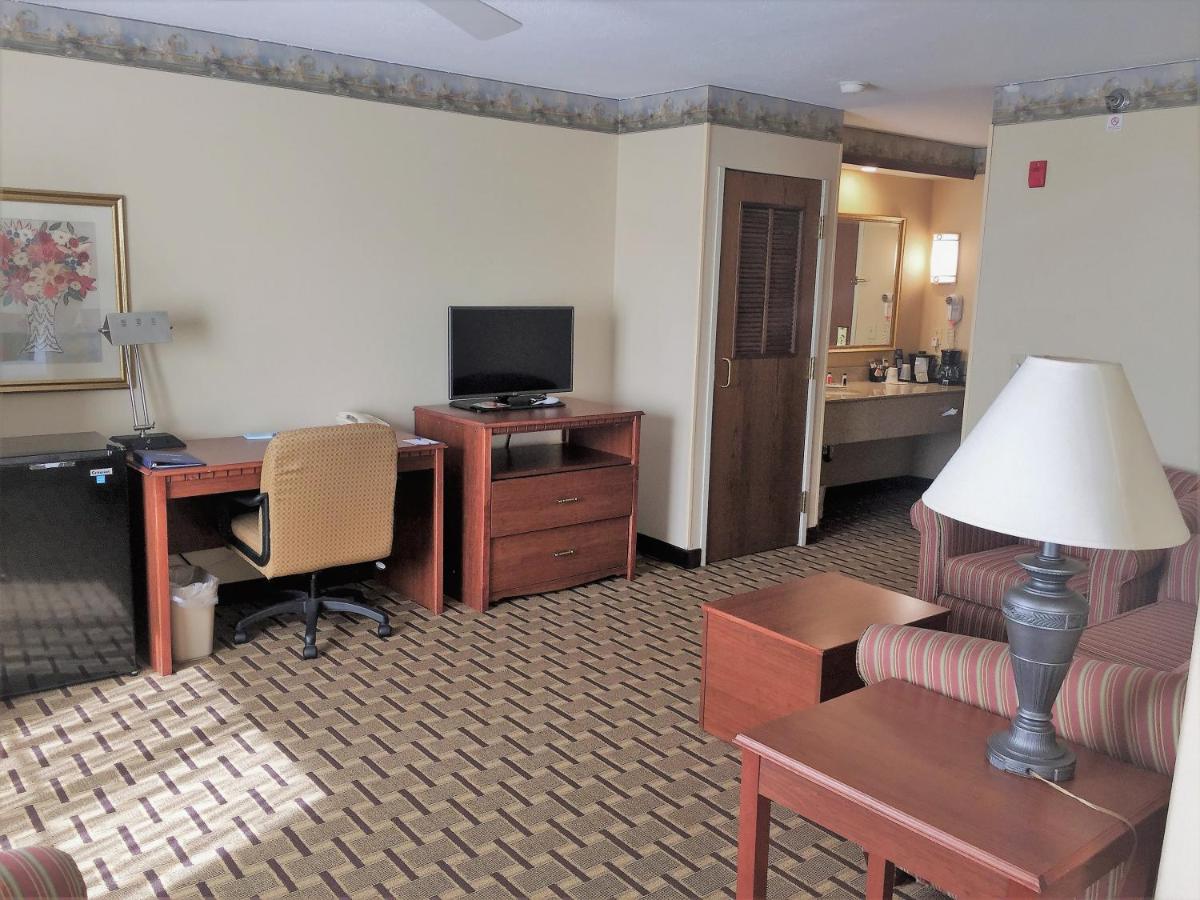 Deluxe King Room - Non-Smoking at Baymont by Wyndham Waterford/Burlington WI