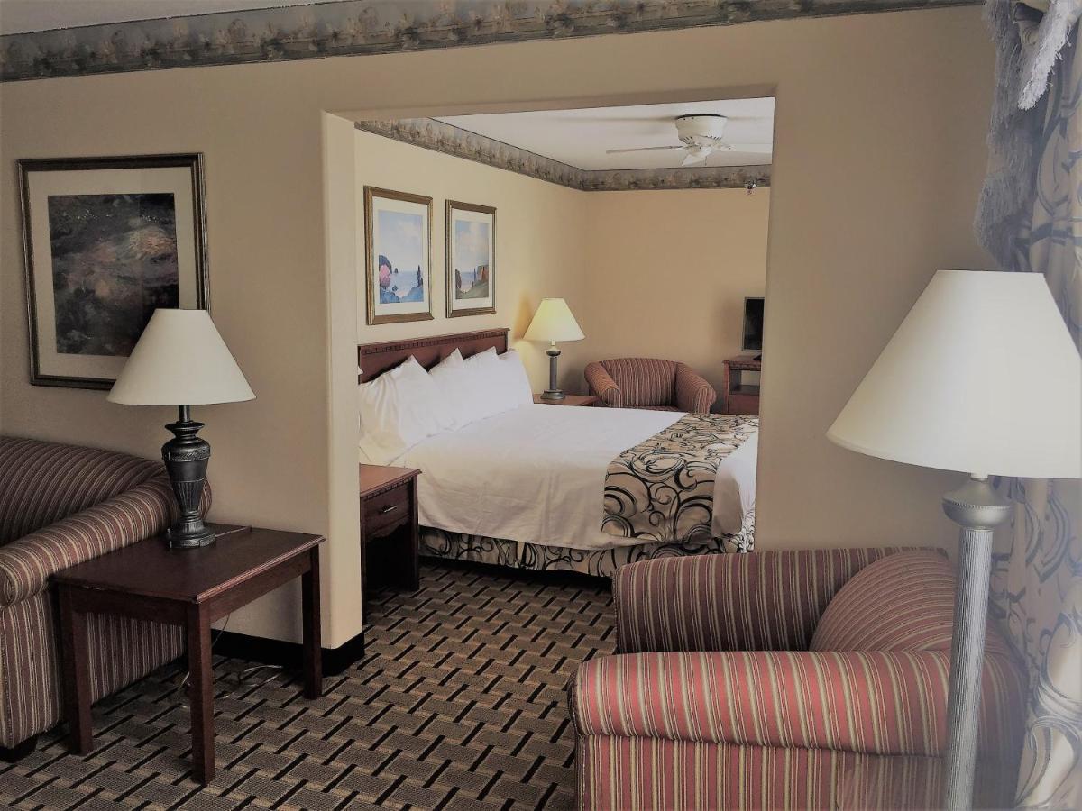 Deluxe King Room - Non-Smoking at Baymont by Wyndham Waterford/Burlington WI