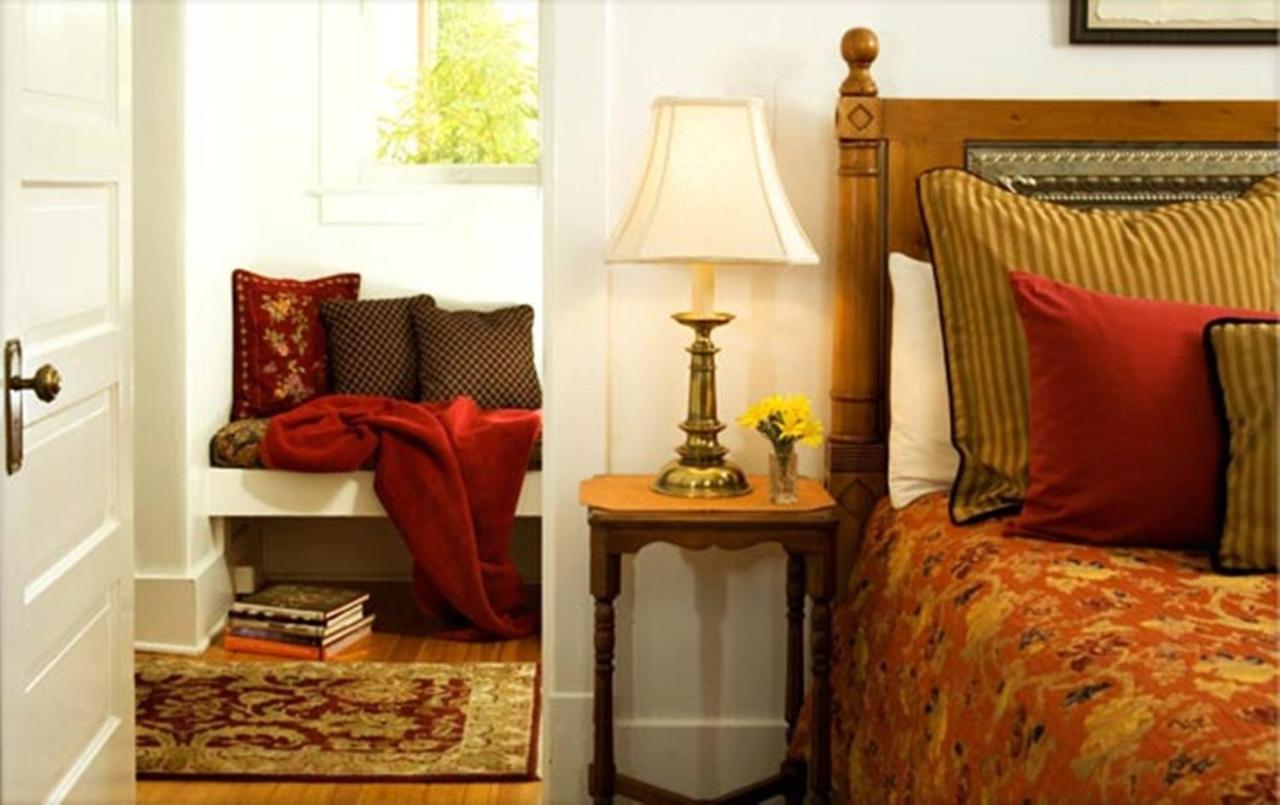 | Four Kachinas B&B Inn