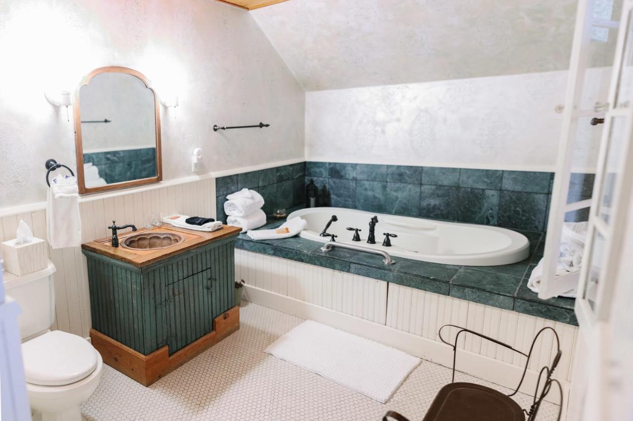  | Round Barn Farm B & B Event Center