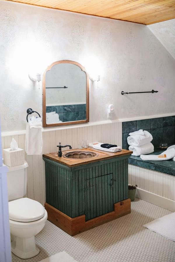  | Round Barn Farm B & B Event Center