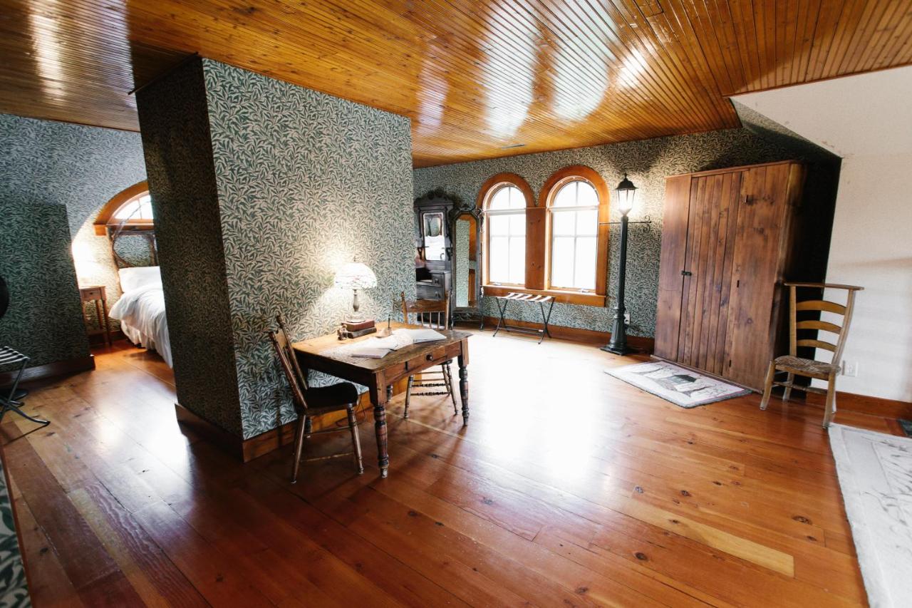  | Round Barn Farm B & B Event Center