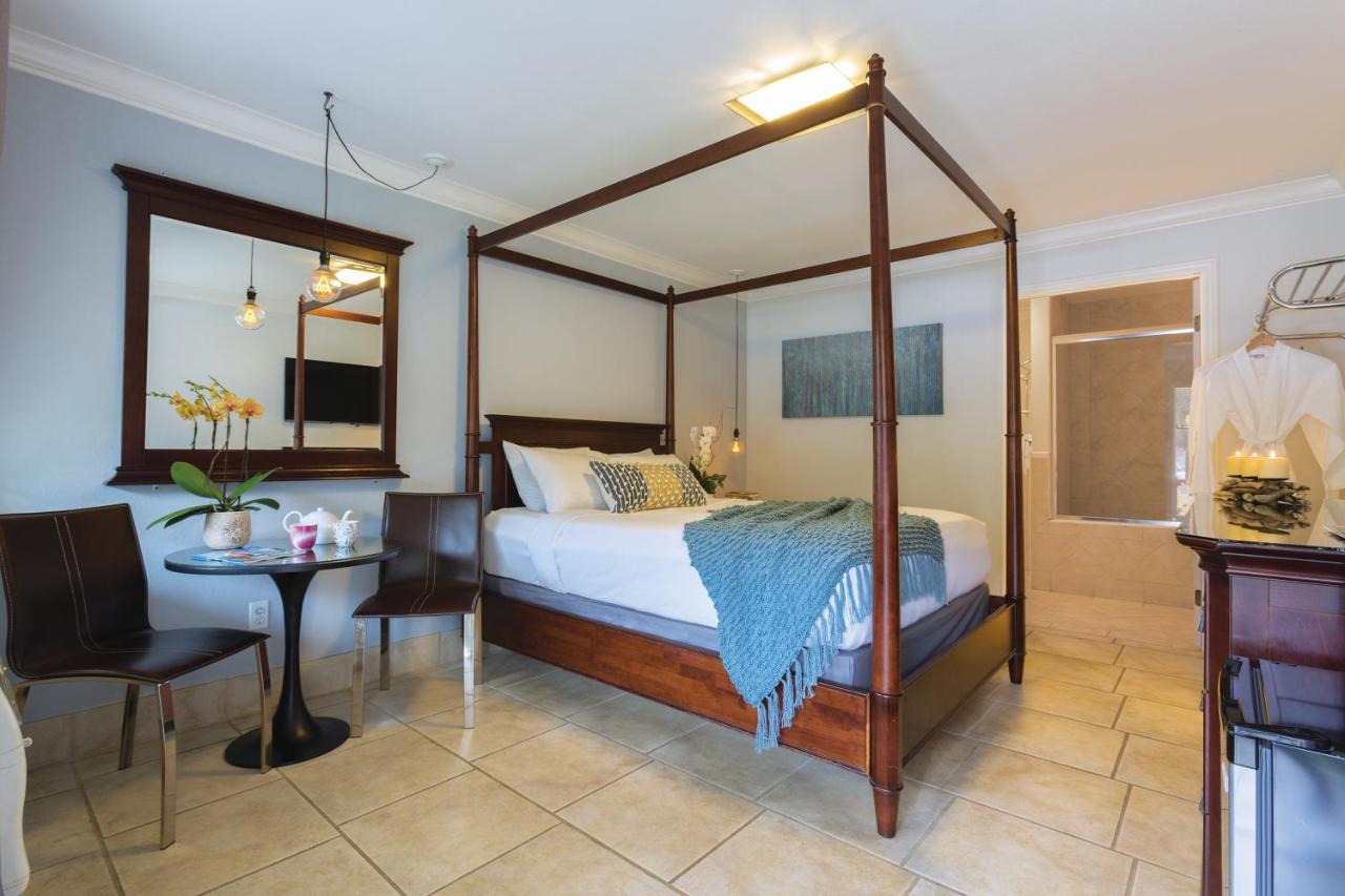Queen Room with Spa Bath at The Lodge At Blue Lakes