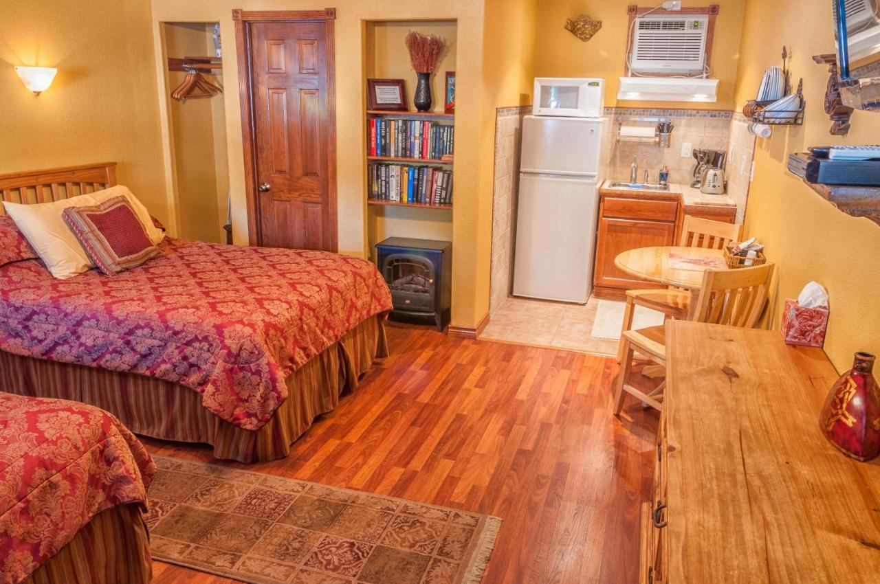 | Holiday Lodge on Canyon Lake