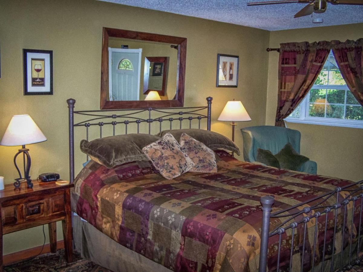 | Holiday Lodge on Canyon Lake