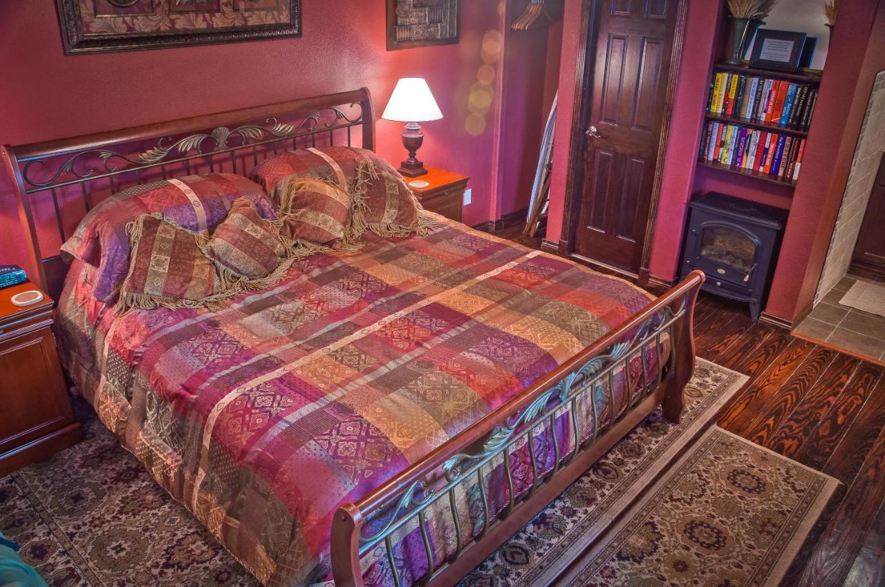 | Holiday Lodge on Canyon Lake