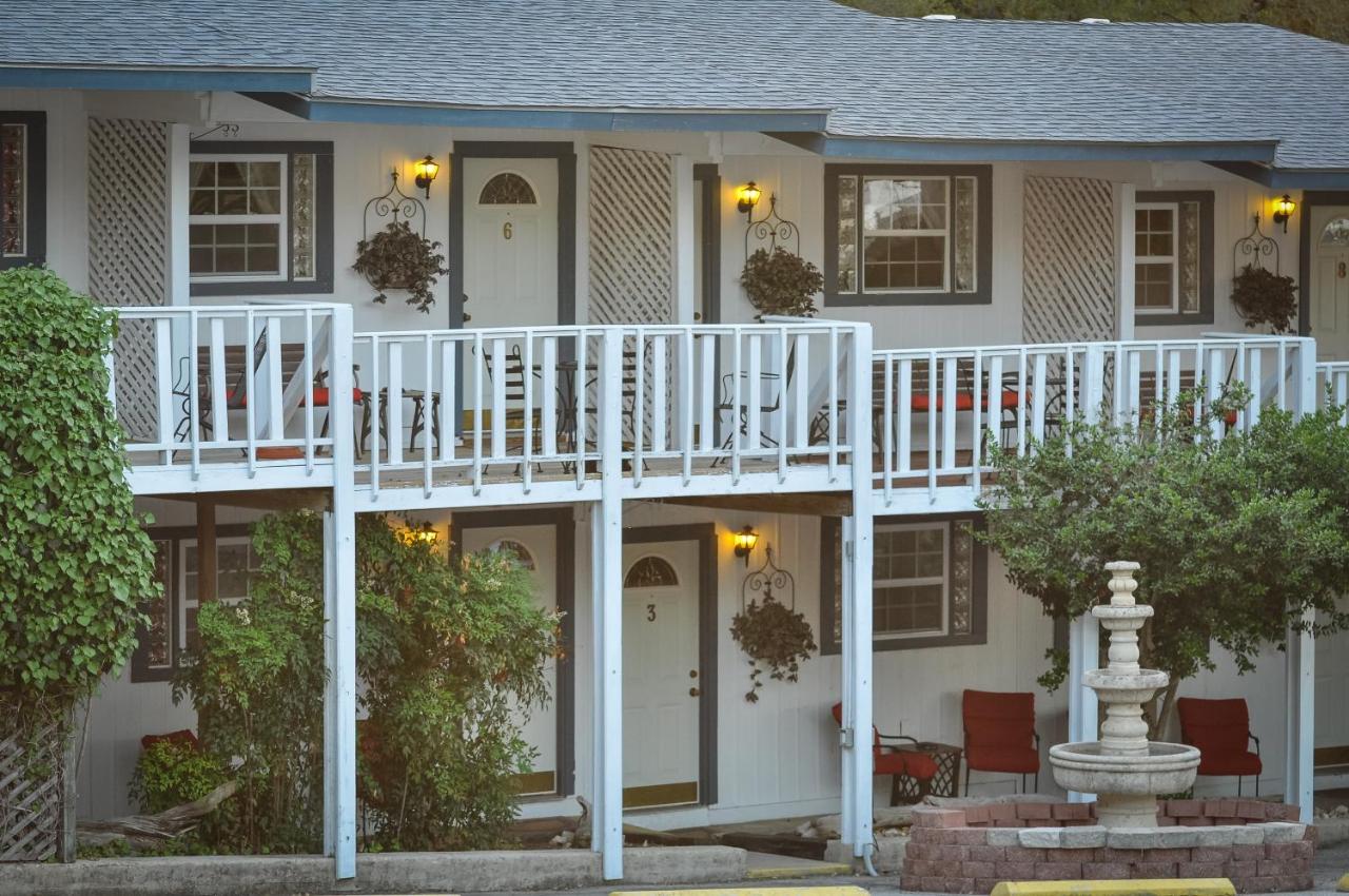 | Holiday Lodge on Canyon Lake