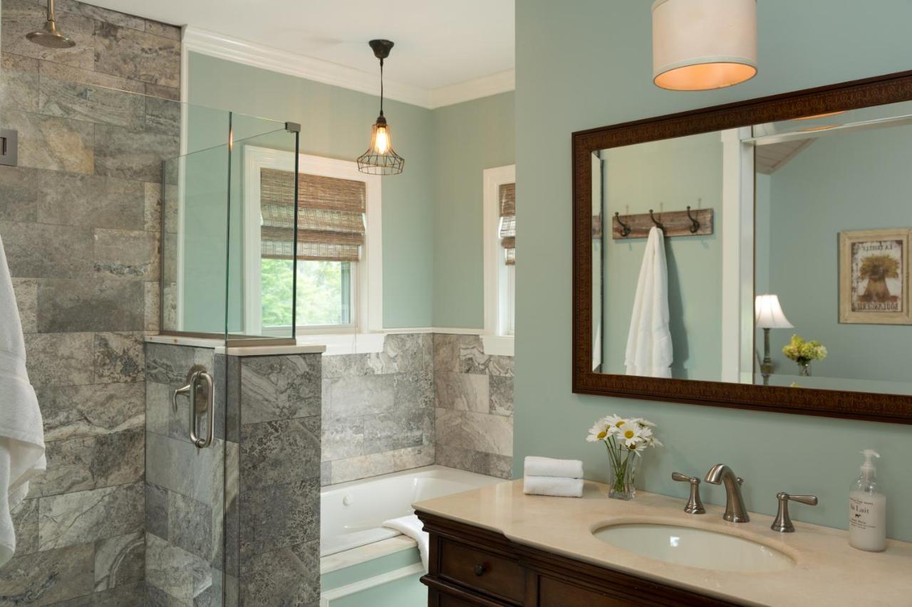| Chanticleer Inn Bed & Breakfast