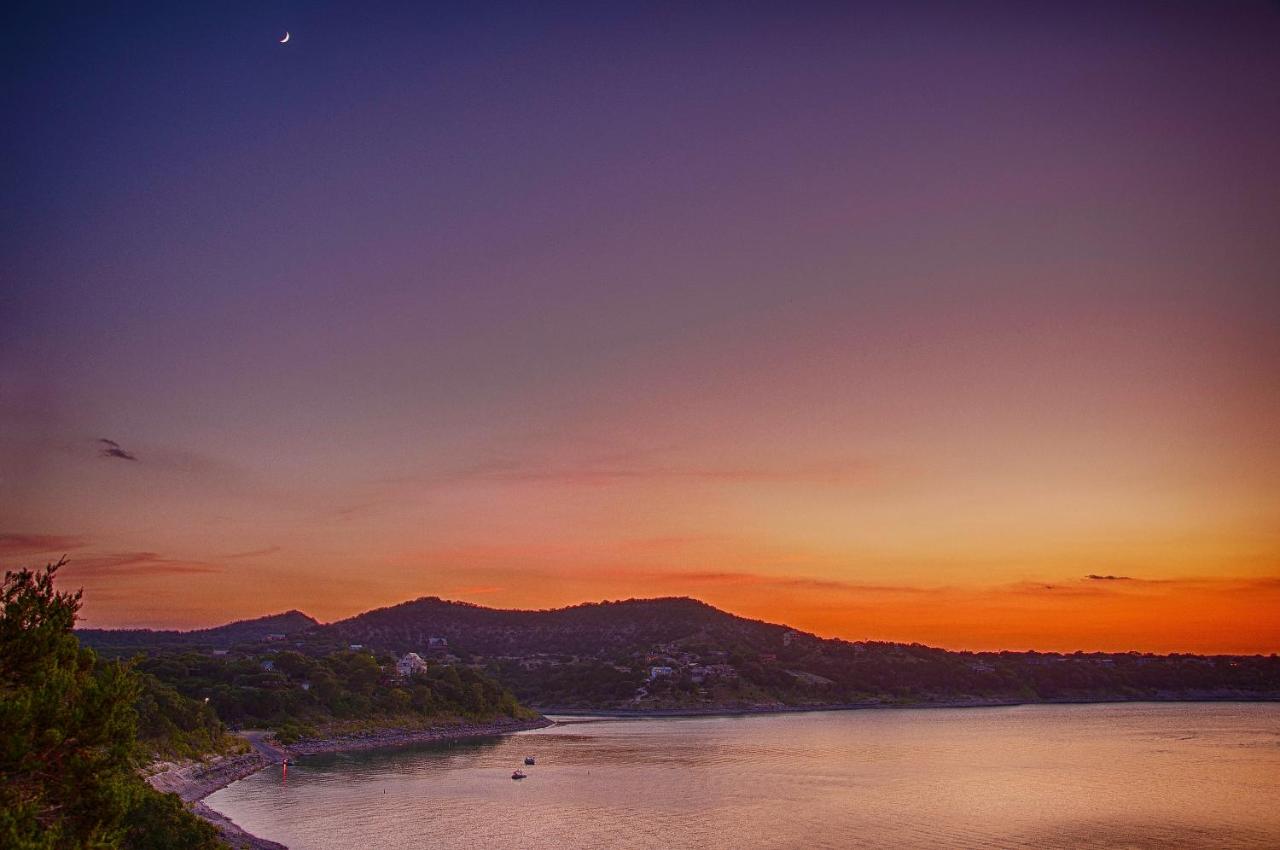 | Holiday Lodge on Canyon Lake
