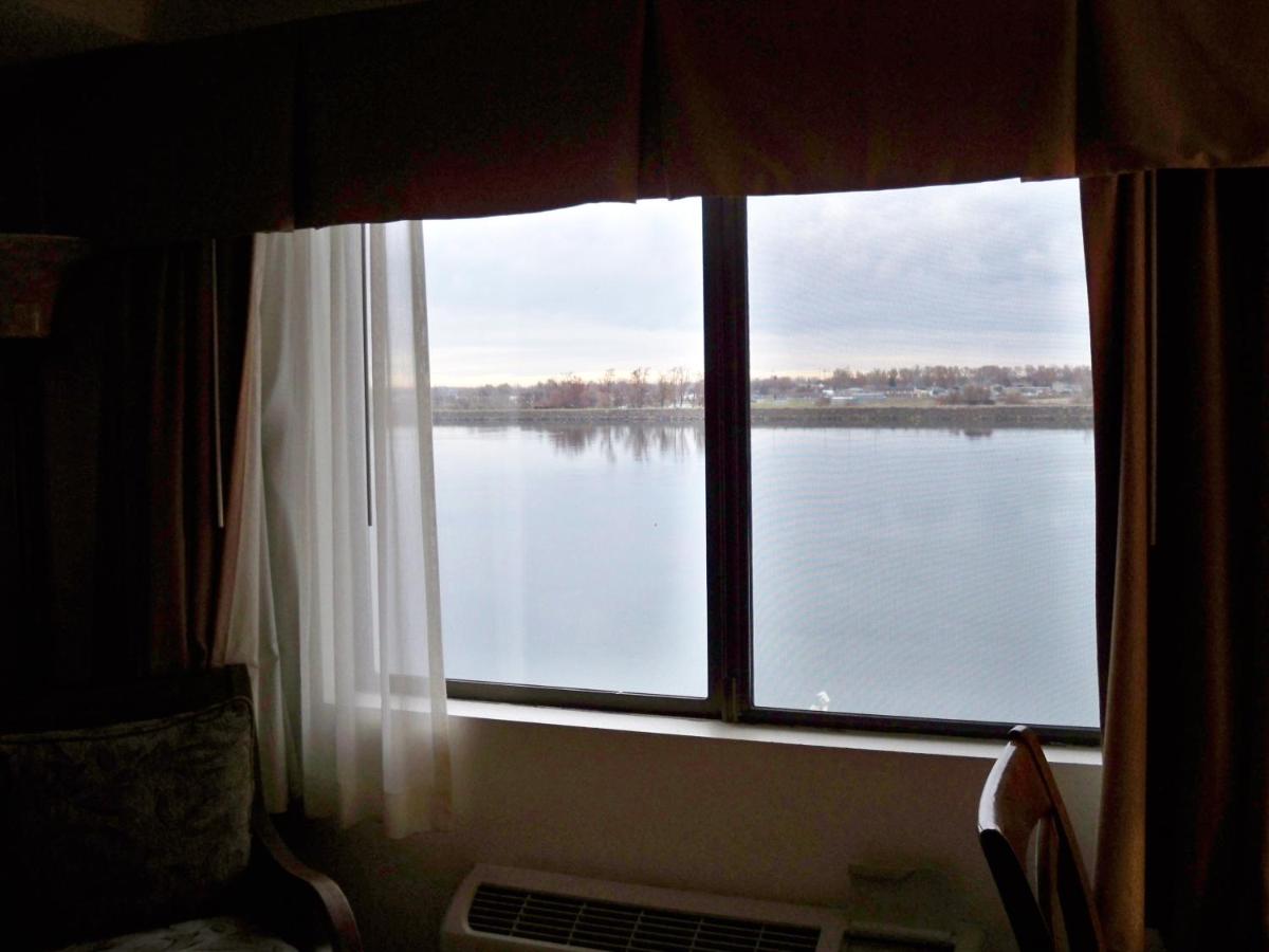 Queen Room with River View at Clover Island Inn