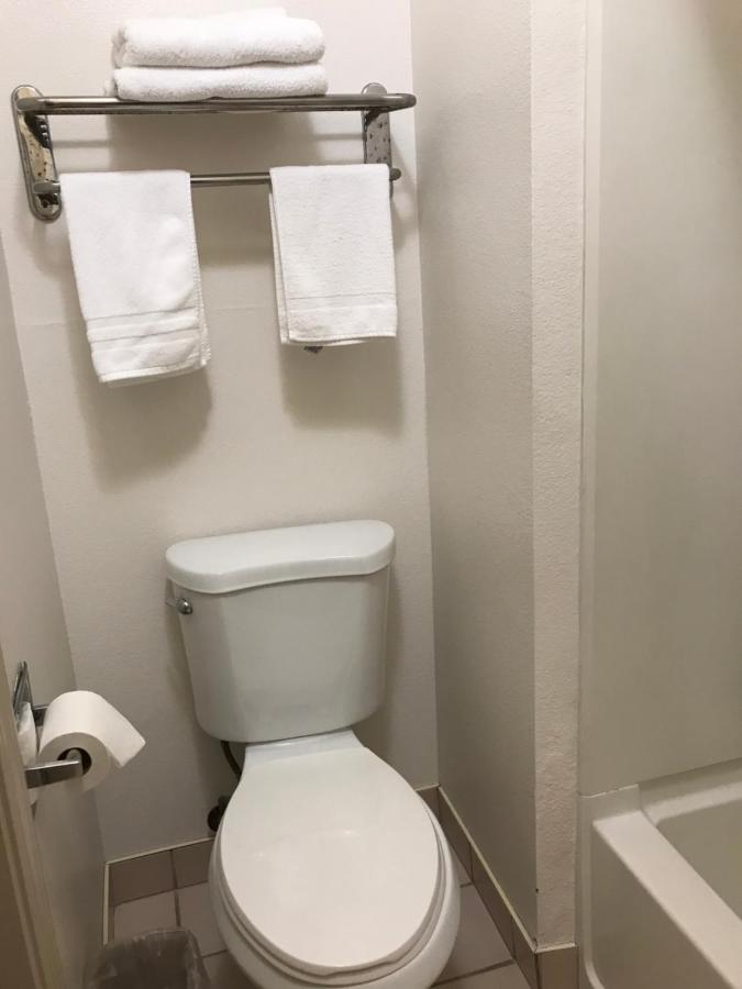 Queen Room - Non-Smoking at Howard Johnson by Wyndham Salinas