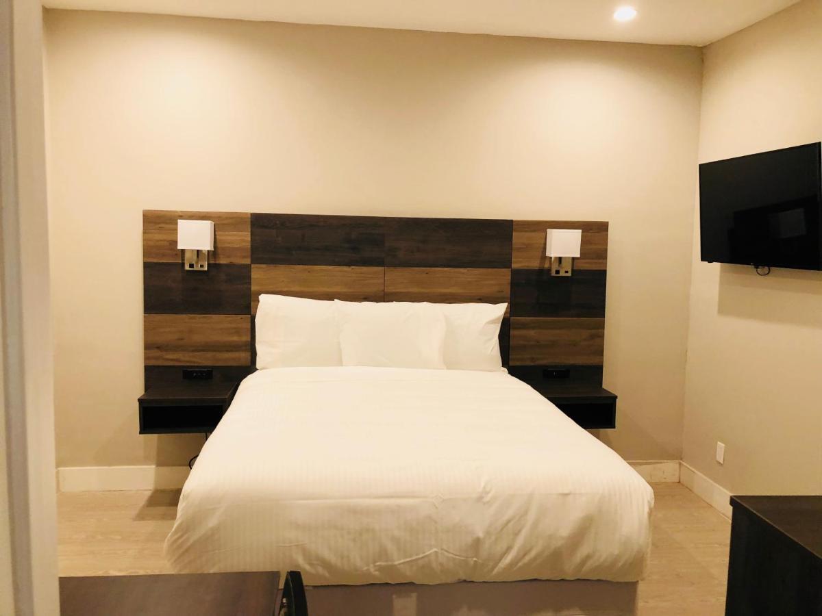 Queen Room with Private Bathroom at Bay Hotel