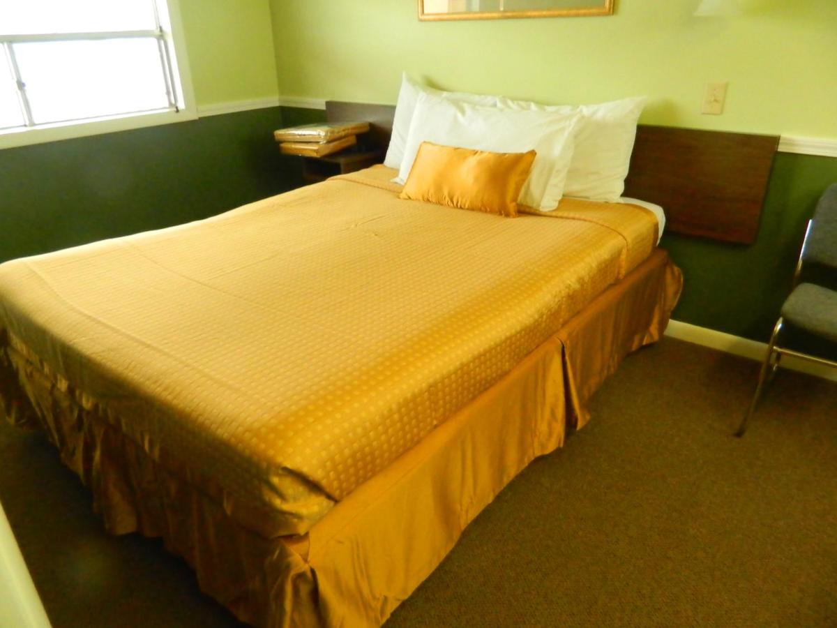 | Country Motor Inn
