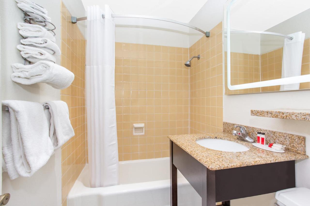 King Room - Non-Smoking at Howard Johnson by Wyndham Colorado Springs