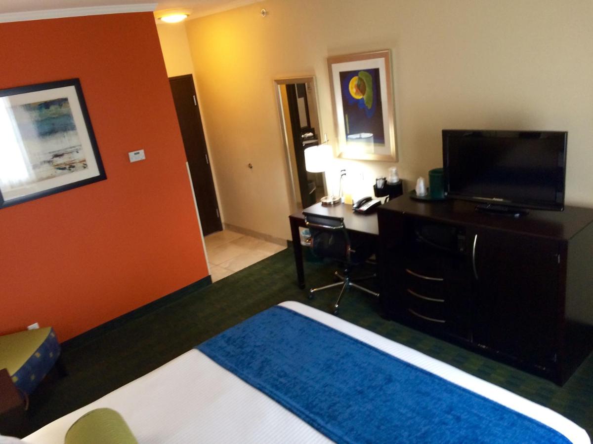 King Room at Cityview Inn & Suites Downtown RiverCenter Area