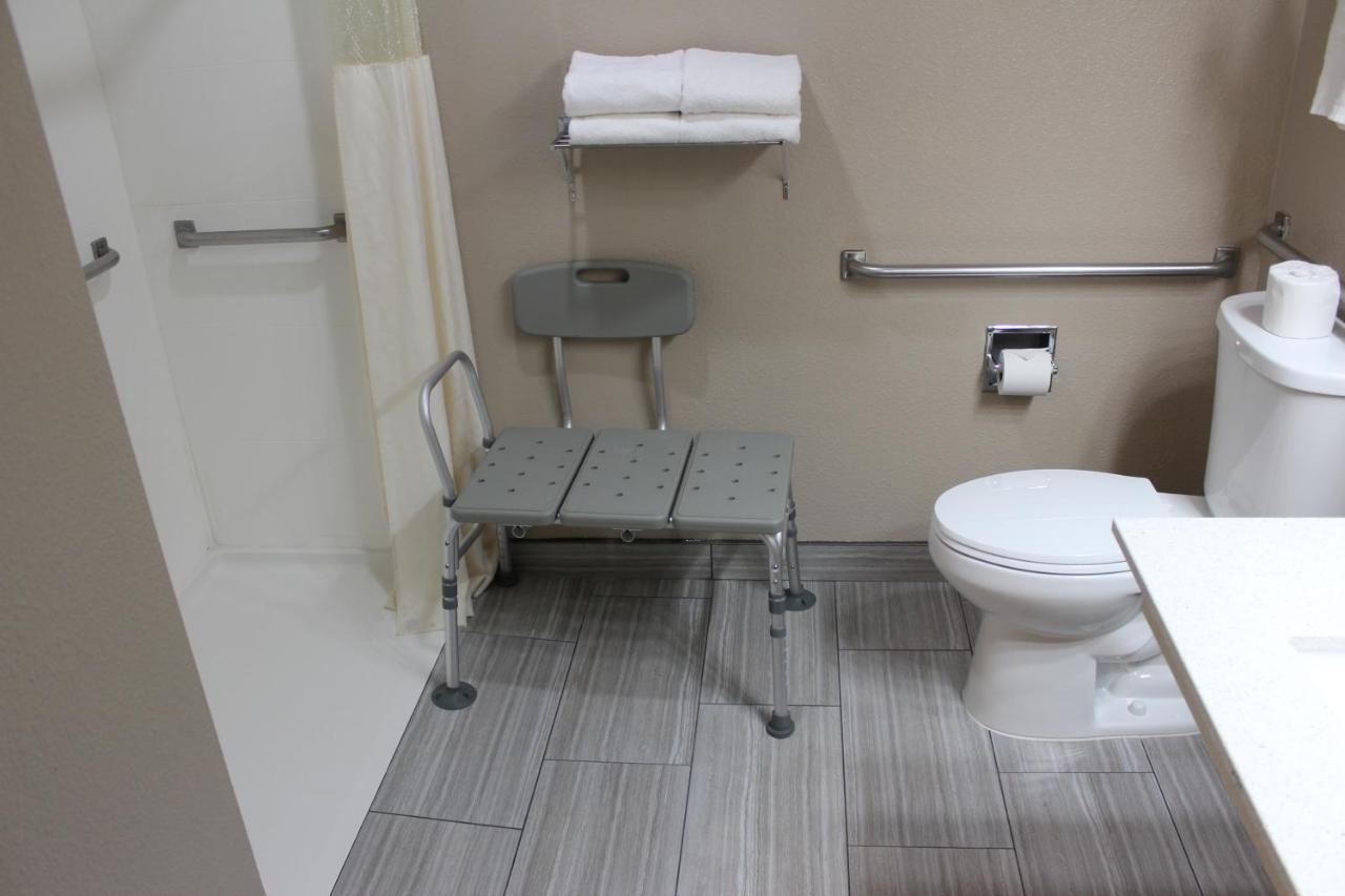 Queen Room with Two Queen Beds and Roll-In Shower - Mobility Accessible/Non-Smoking at Days Inn by Wyndham Ritzville
