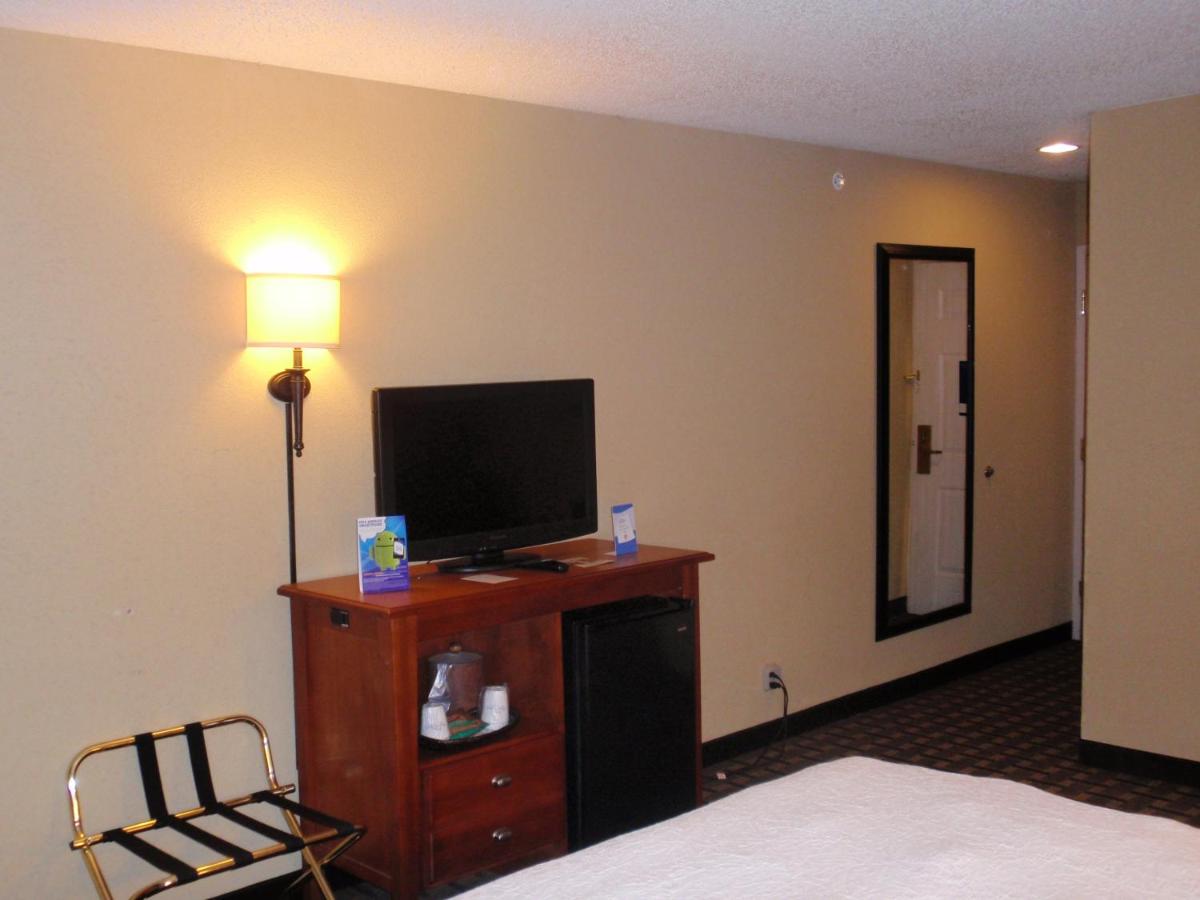 King Room with Bath Tub - Mobility/Hearing Accessible - Non-Smoking at Baymont by Wyndham Lewisville