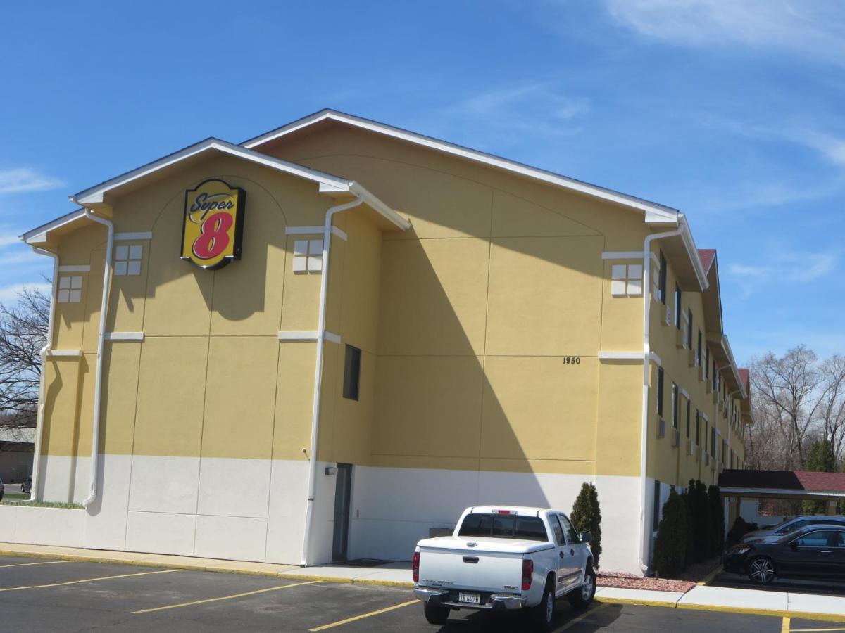 | Super 8 by Wyndham Mundelein/Libertyville Area