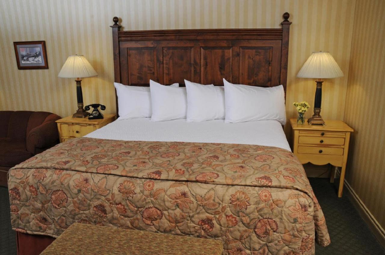 King Room at Pike's Waterfront Lodge