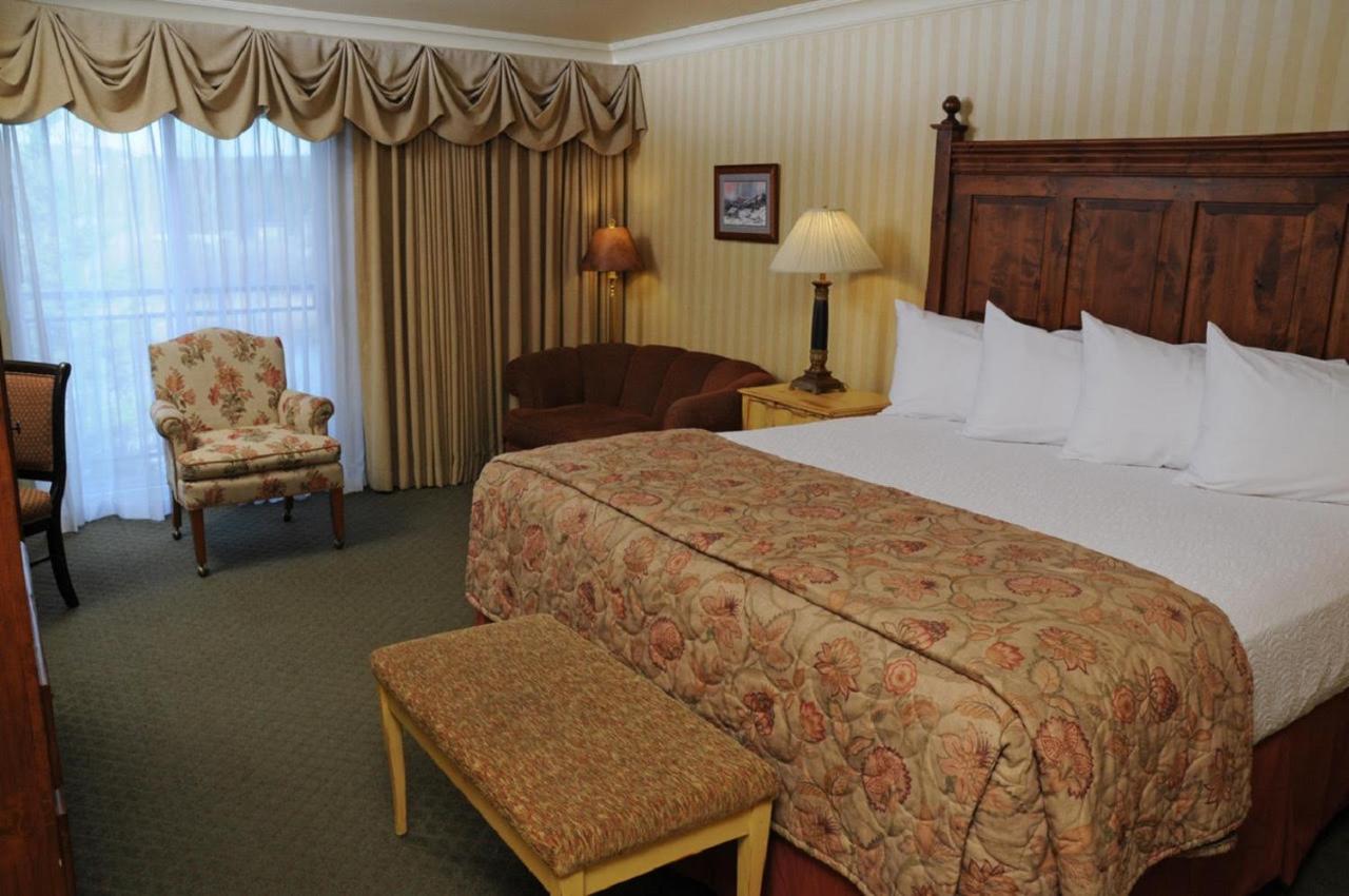 King Room at Pike's Waterfront Lodge