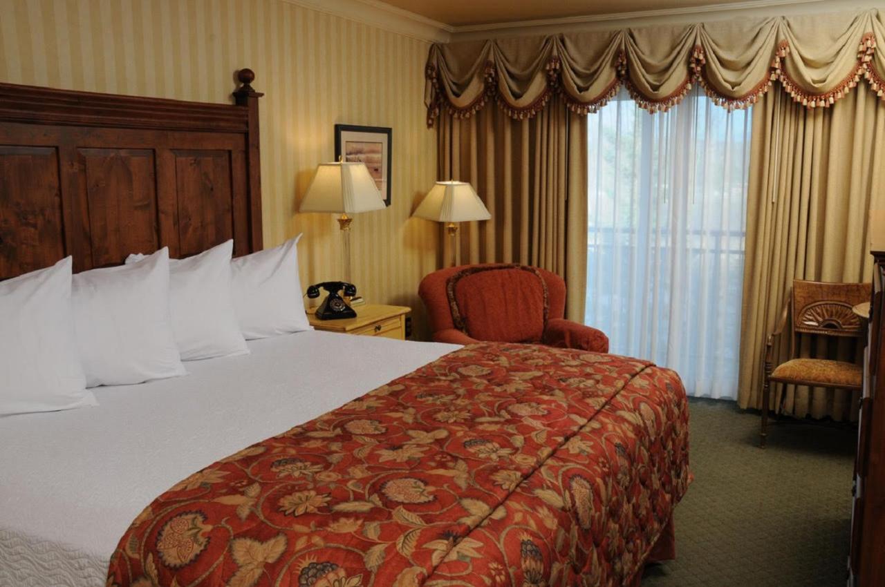 King Room at Pike's Waterfront Lodge