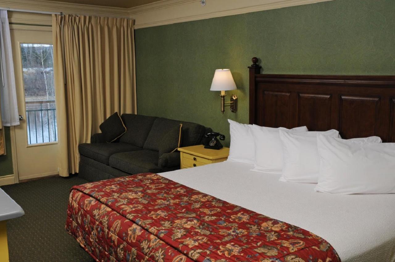 King Room at Pike's Waterfront Lodge