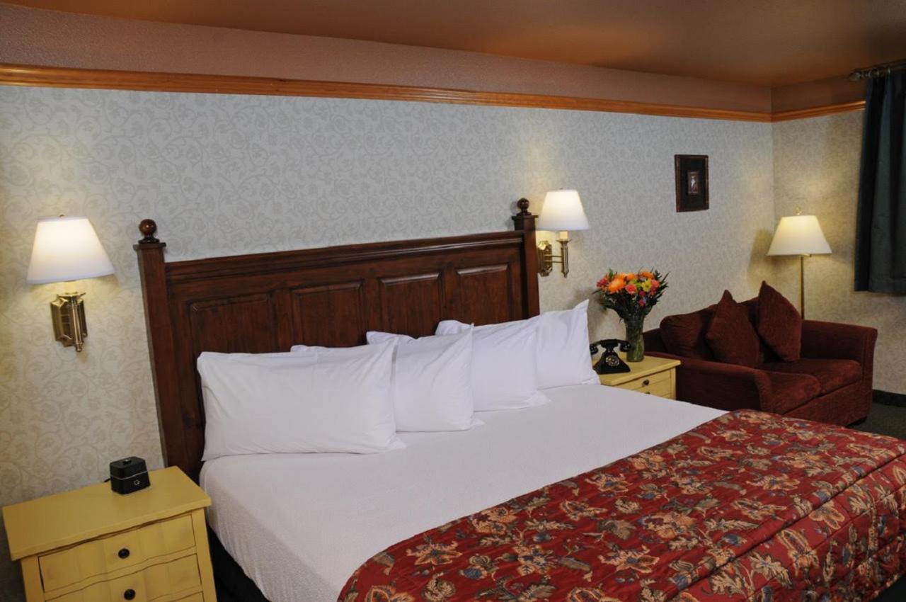 King Room at Pike's Waterfront Lodge