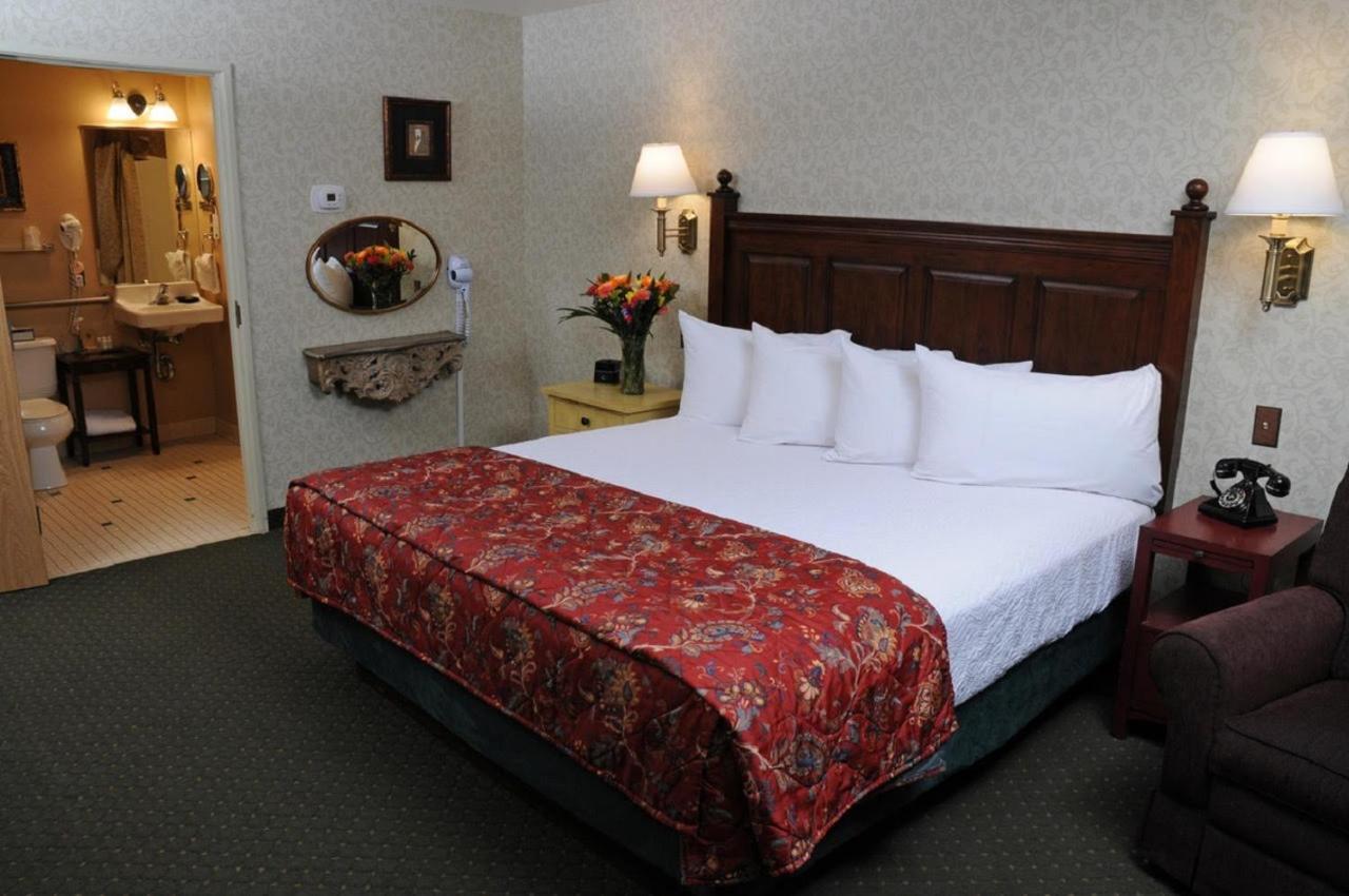 King Room at Pike's Waterfront Lodge