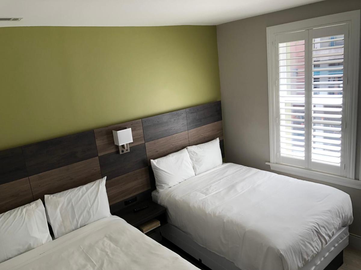 Two Double Beds With Private Bathroom at Bay Hotel