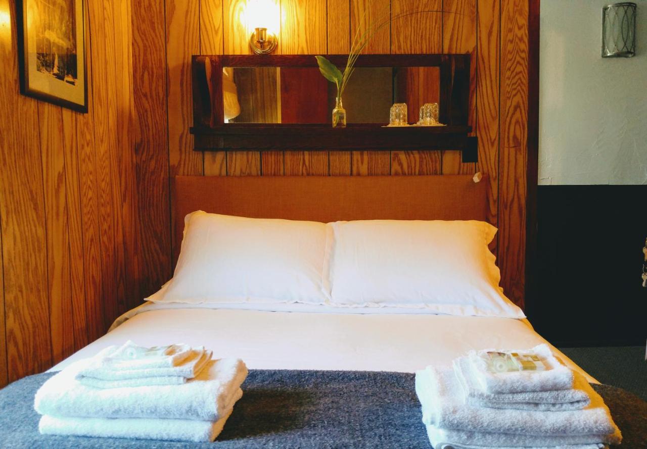 | Pine Hill Arms Hotel