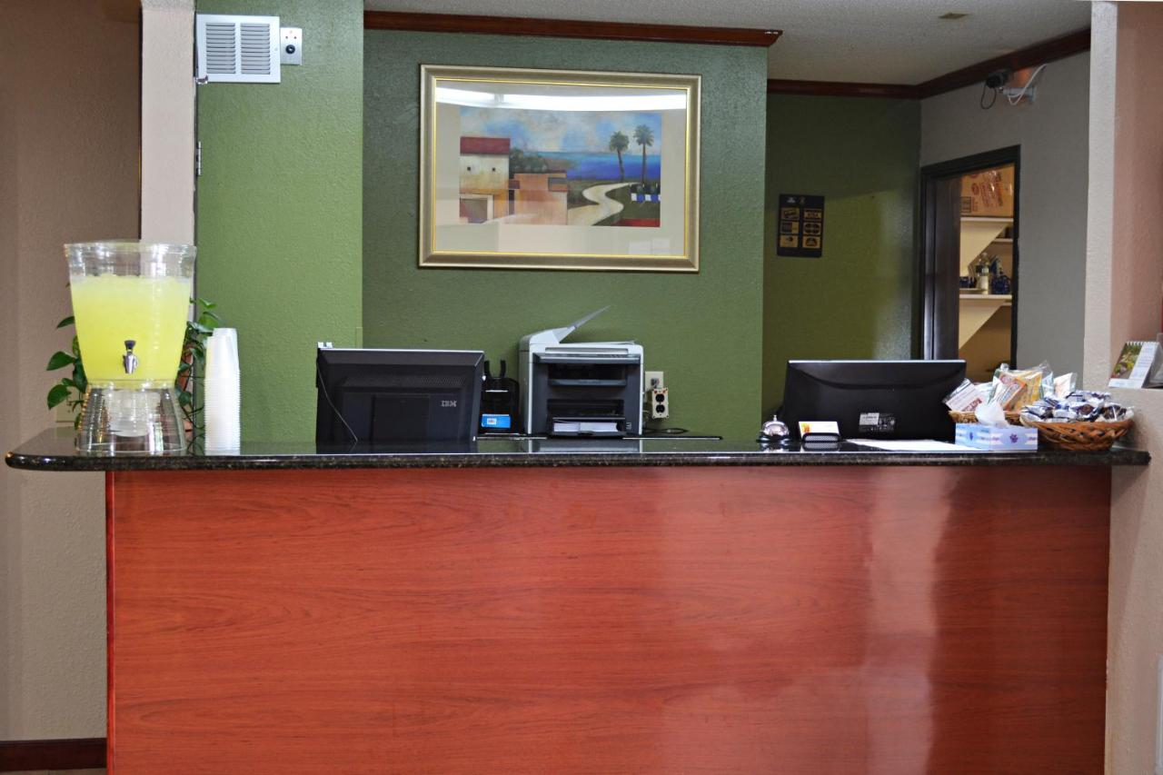| Super 8 by Wyndham Tilton/Lake Winnipesaukee