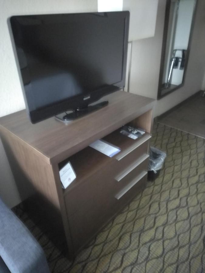 King Suite with Spa Bath and Sofa Bed at Baymont by Wyndham Madison Heights Detroit Area