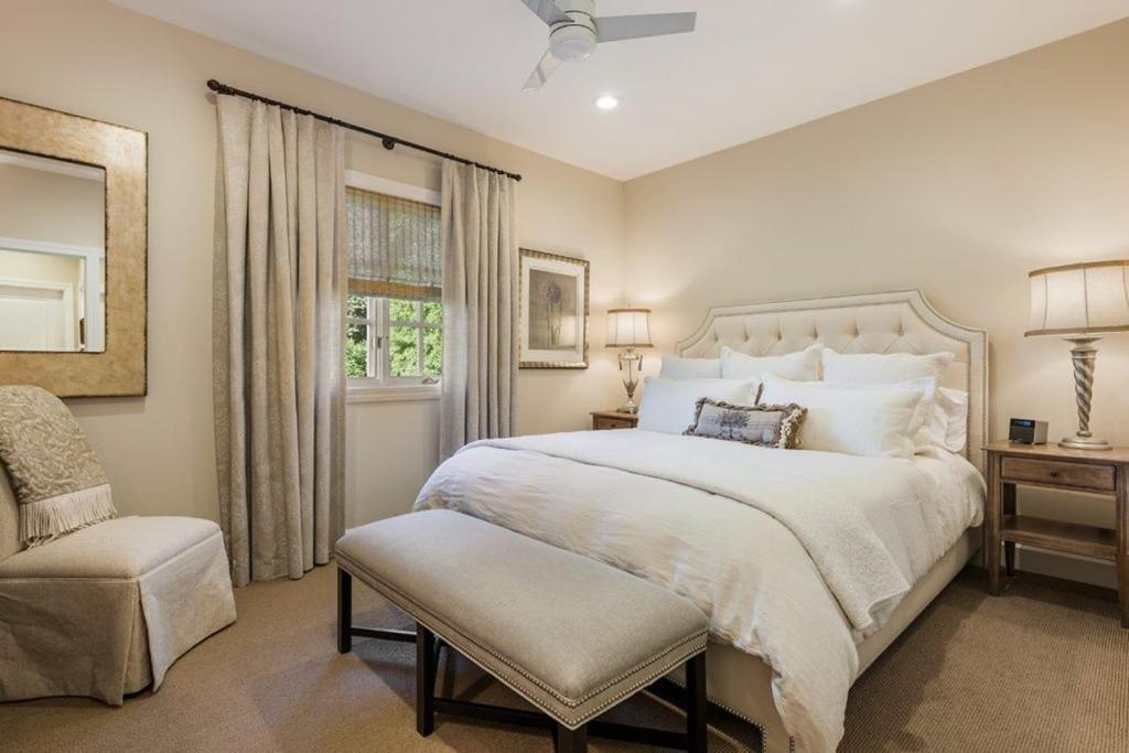 | Seal Cove Inn