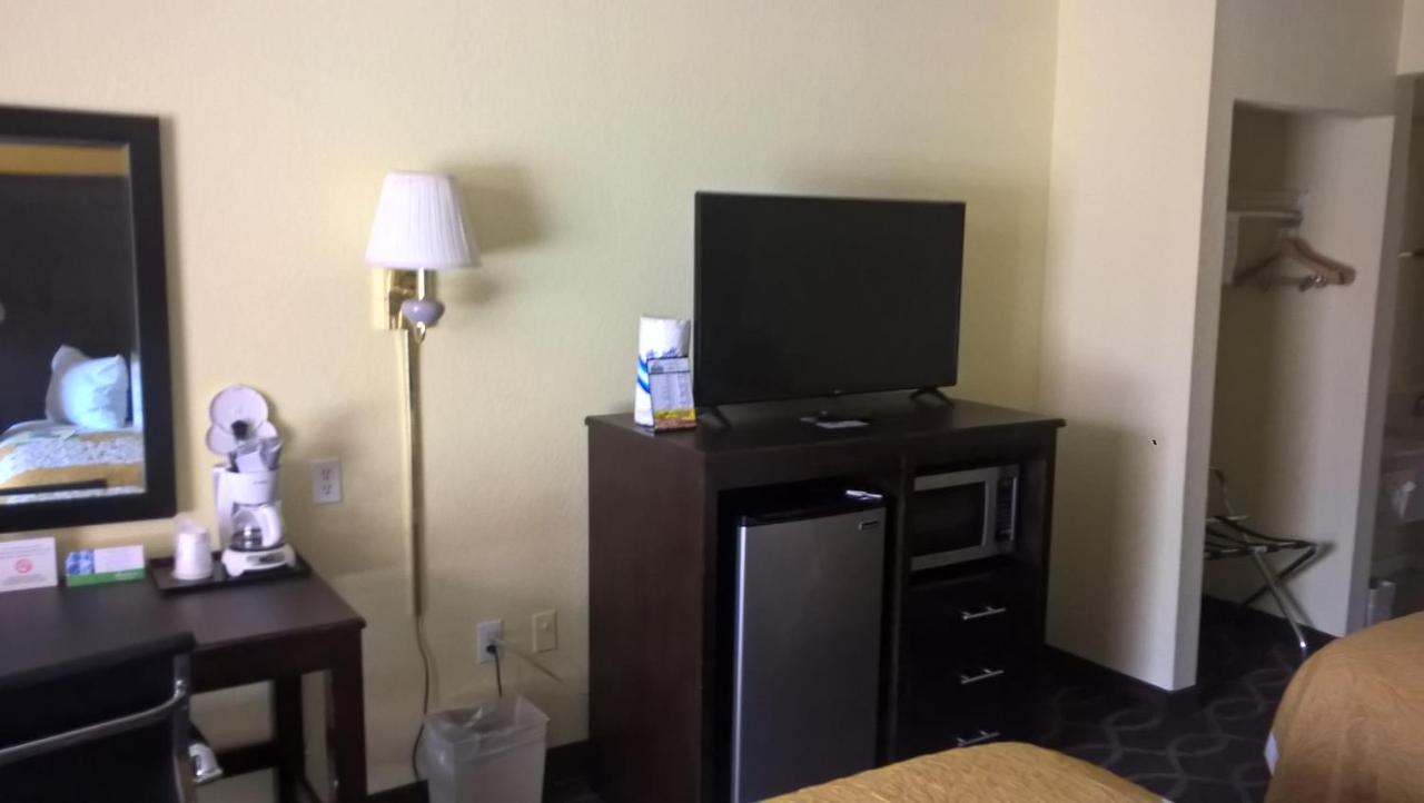 King Room - Mobility Access/Non-Smoking at Days Inn & Suites by Wyndham Port Richey