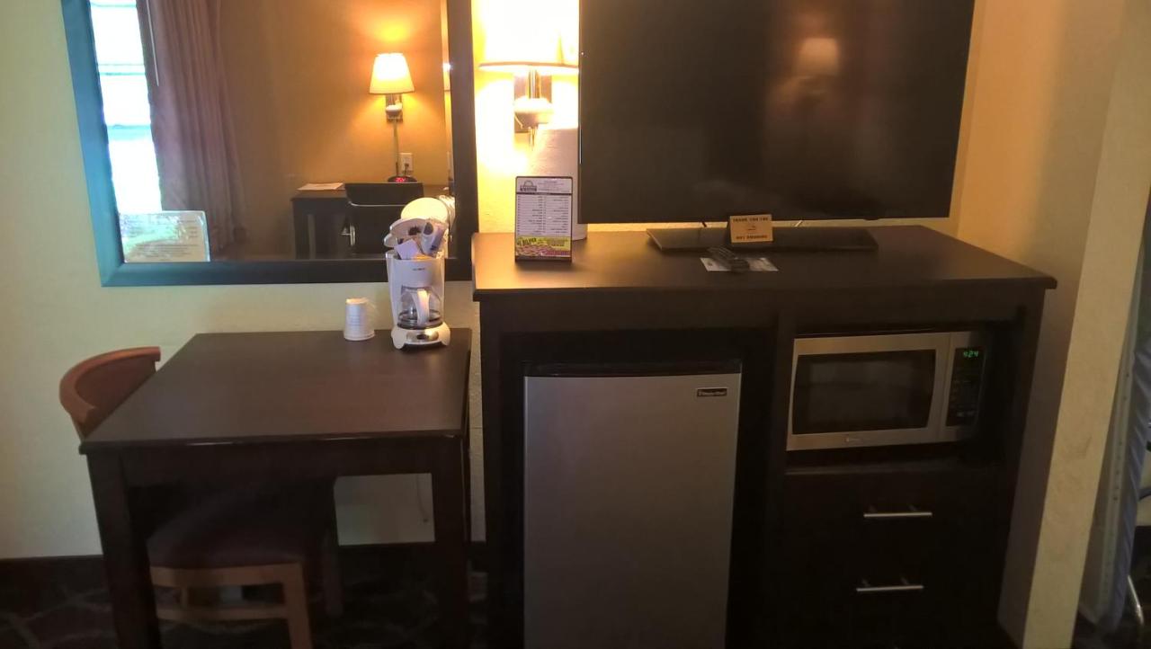 King Room - Mobility Access/Non-Smoking at Days Inn & Suites by Wyndham Port Richey