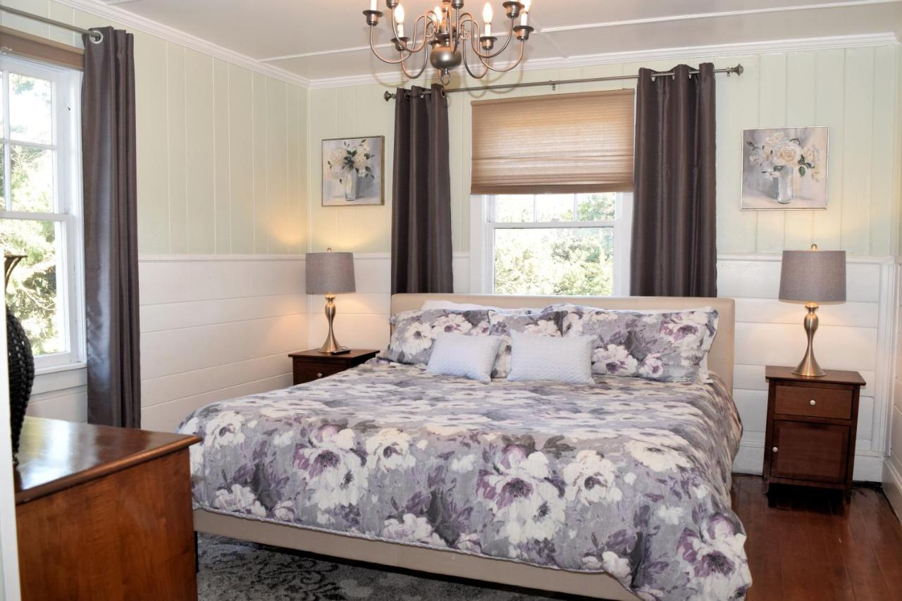 Deluxe King Room at Blackbeard's Lodge