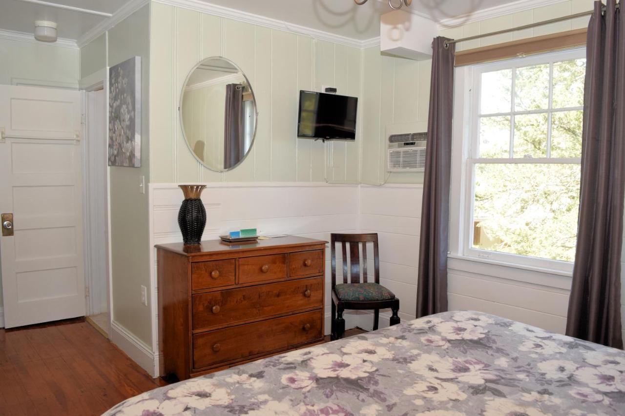 Deluxe King Room at Blackbeard's Lodge