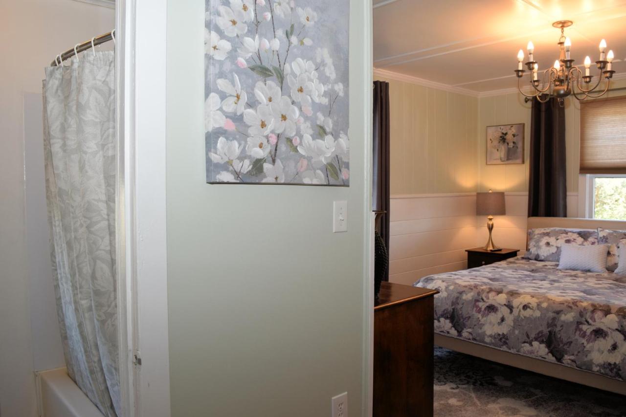 Deluxe King Room at Blackbeard's Lodge