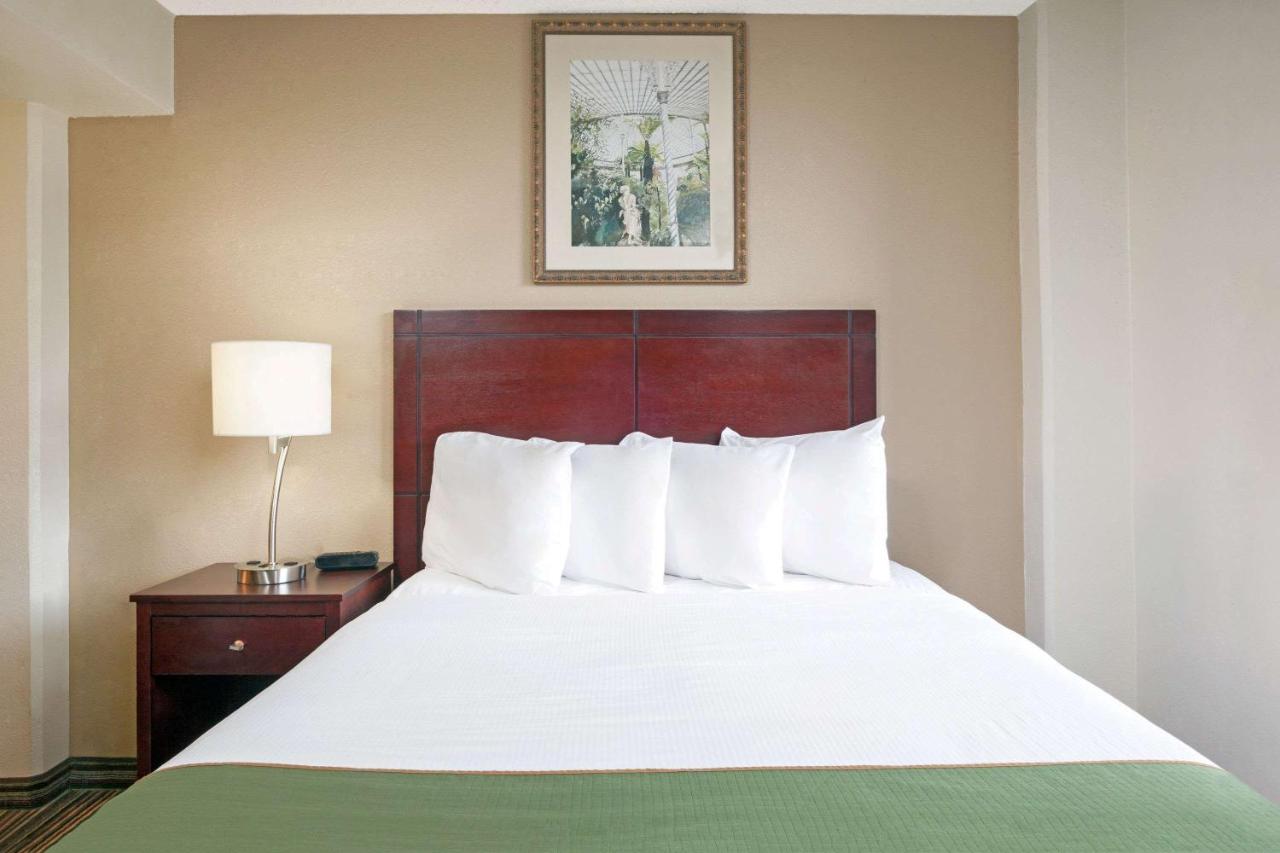 Queen Studio Suite with Roll-In Shower - Mobility Accessible/Non-Smoking at Hawthorn Extended Stay by Wyndham Richardson