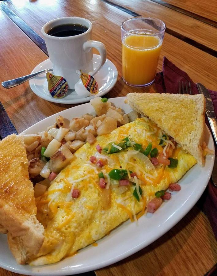 | Golden Manor Inn & Suites