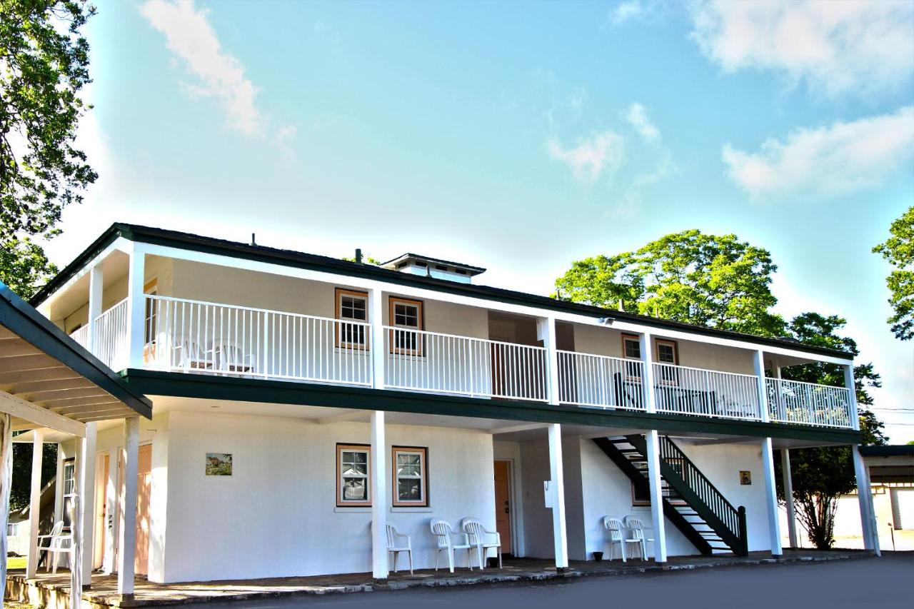 | Peach Tree Inn & Suites