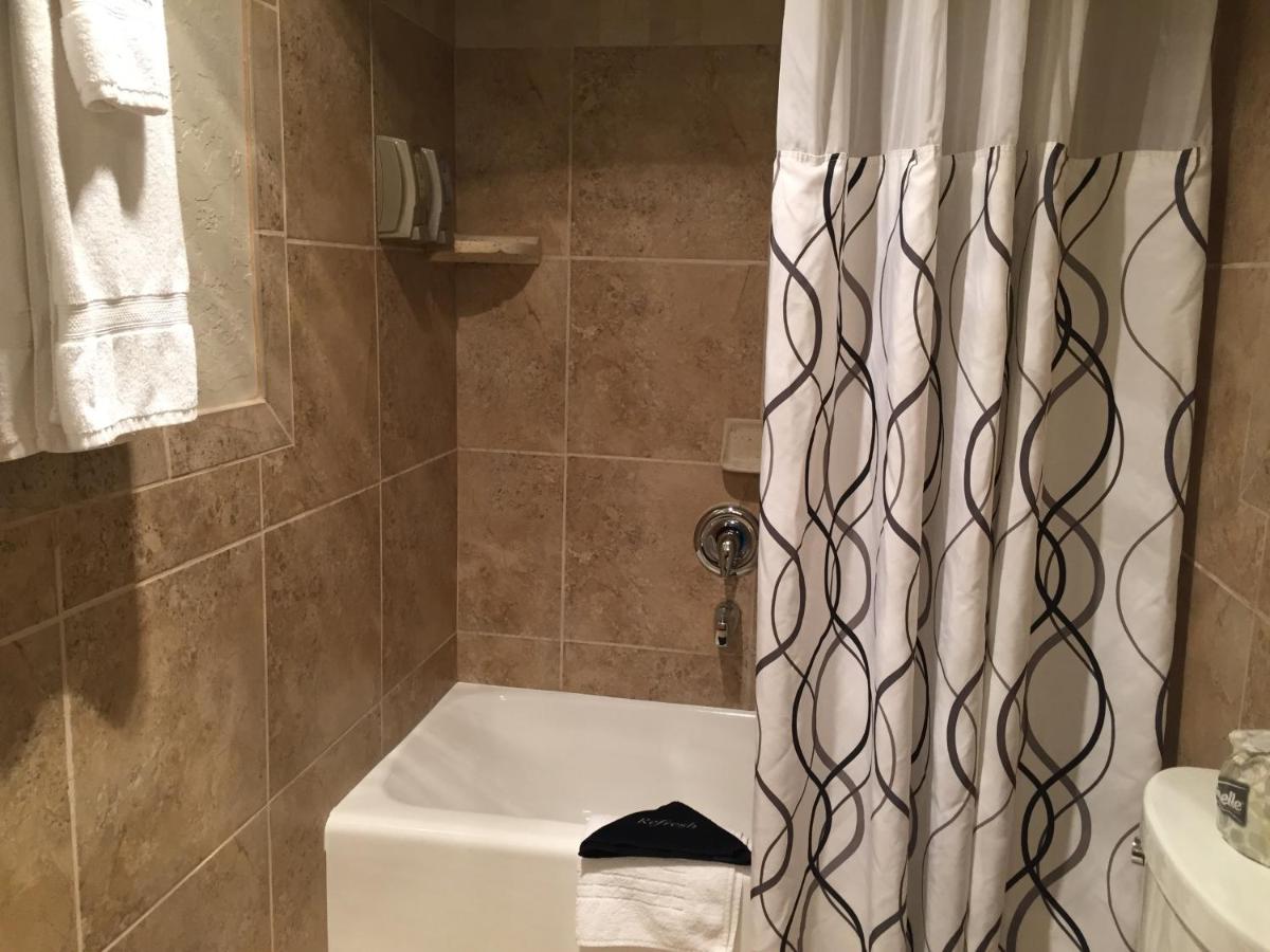 Deluxe Queen Room at Dinosaur Inn & Suites