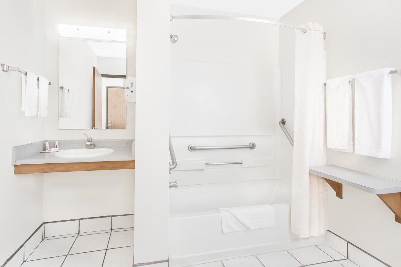 Queen Room - Mobility Access/Non-Smoking at Super 8 by Wyndham Bloomfield