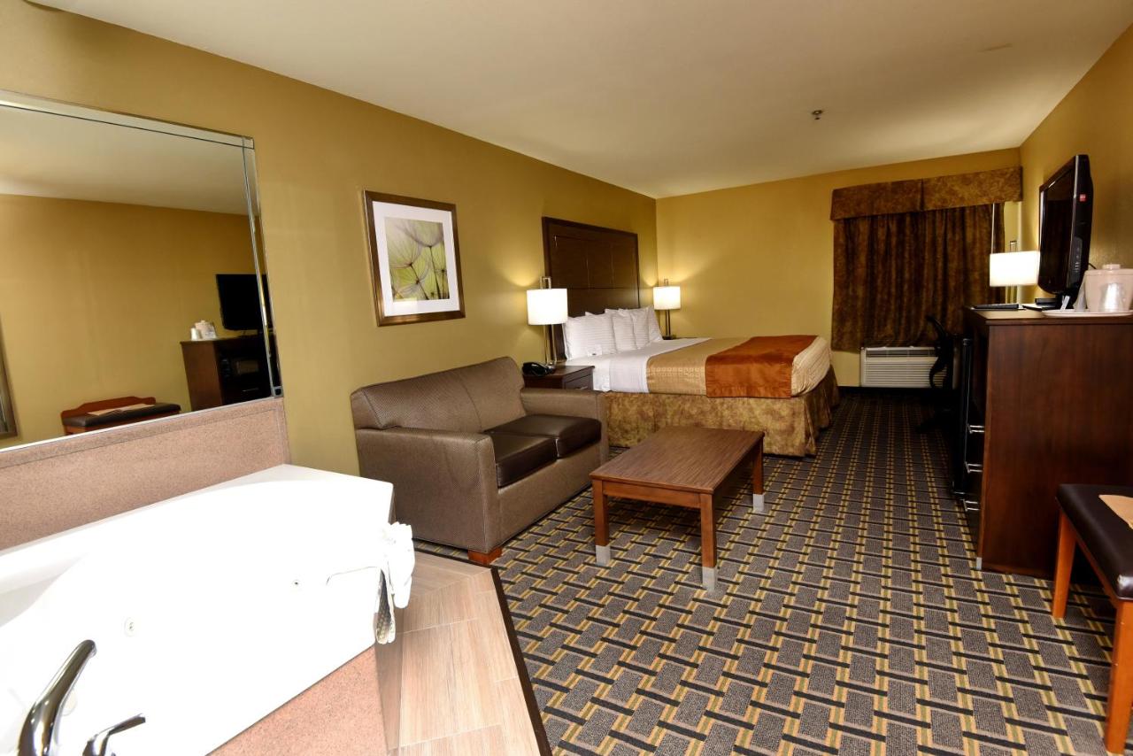 King Suite with Spa Bath at Best Western Zachary Inn