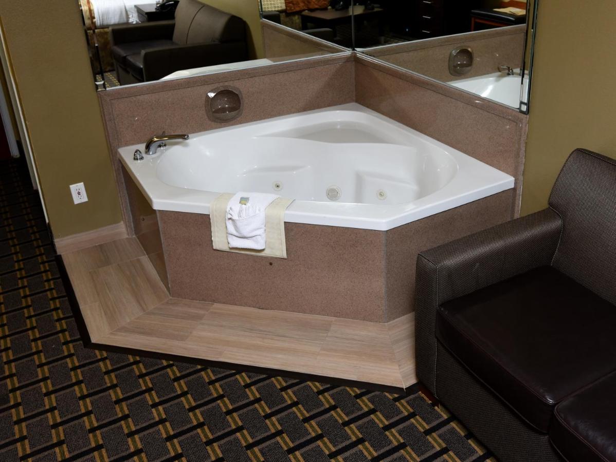 King Suite with Spa Bath at Best Western Zachary Inn