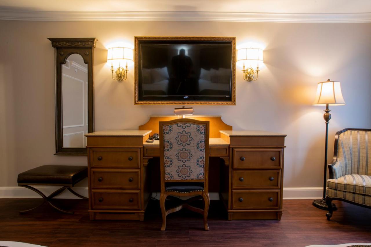 Deluxe Room with King Bed at Hotel St. Marie