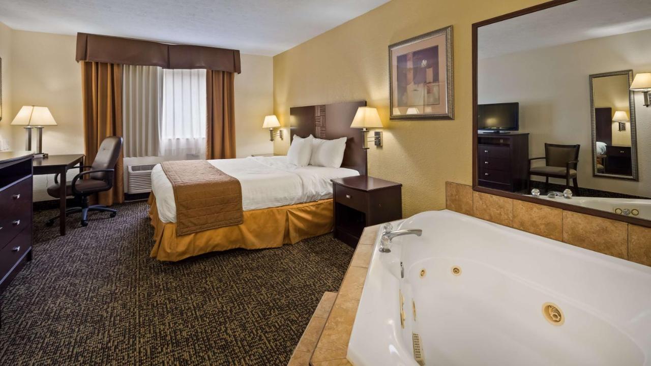 King Room with Hot Tub - Non-Smoking at Best Western Inn
