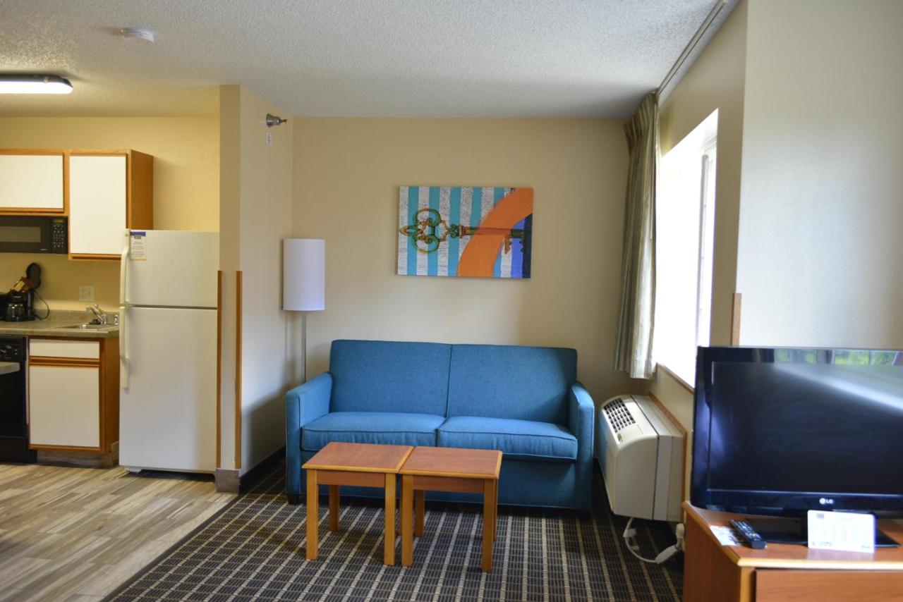 Queen Suite - Non-Smoking at MainStay Suites Dubuque at Hwy 20