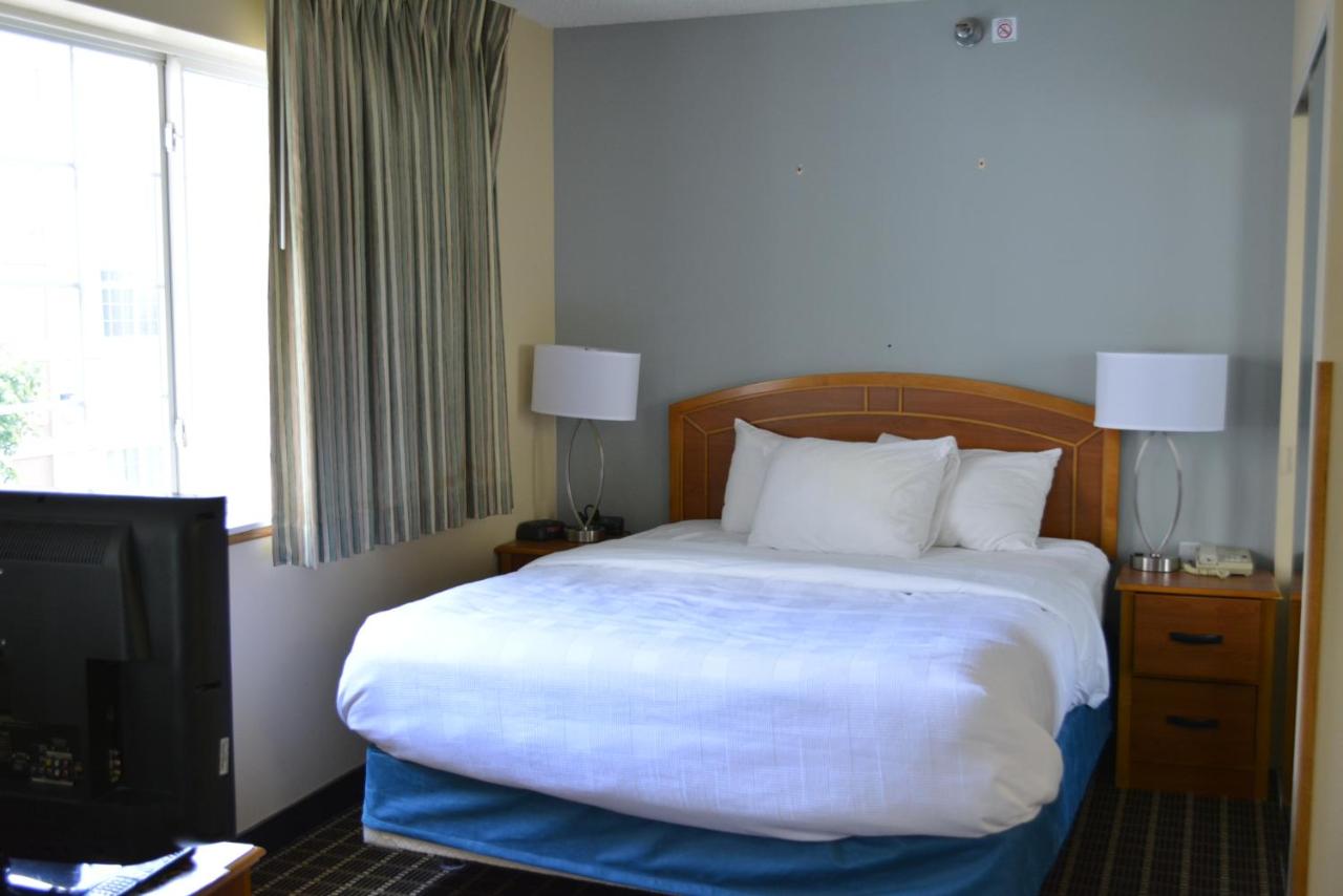 Queen Suite - Non-Smoking at MainStay Suites Dubuque at Hwy 20